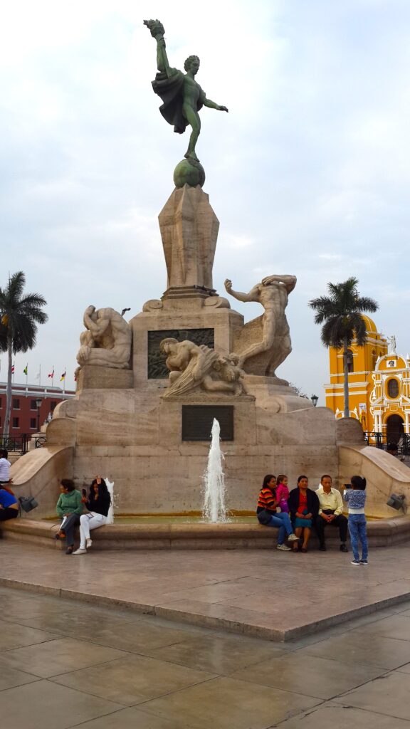 monumento a la libertad trujillo peru2
